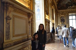 two girls in the louvre